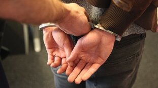 Politieagent gewond na aanhouding