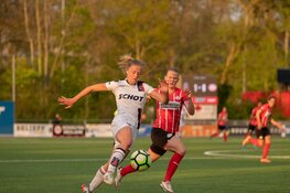 PSV Vrouwen komt door late treffer Van Lunteren goed weg in Alkmaar