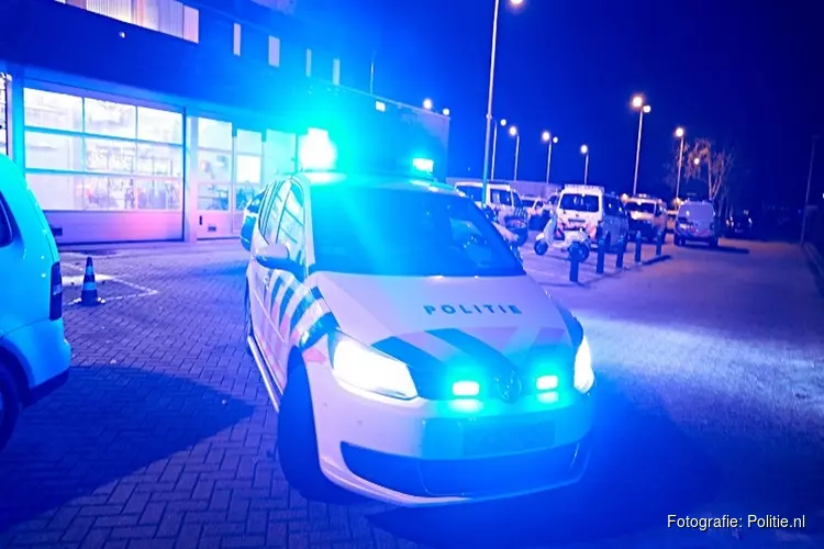 Overvaller overmeesterd door gasten restaurant