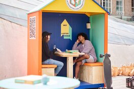 Jongeren doen met 'luisterhuisjes' oproep tot meer face to face contact