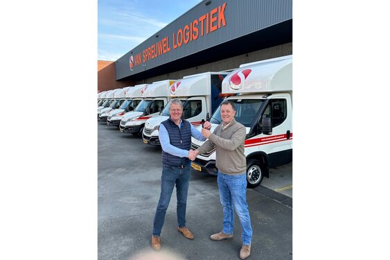 Van Spreuwel Transport breidt wagenpark uit met acht nieuwe IVECO’s van Truckland