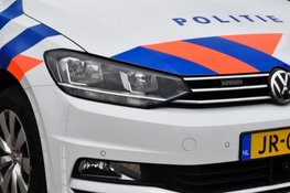Nepagent loopt tegen de lamp