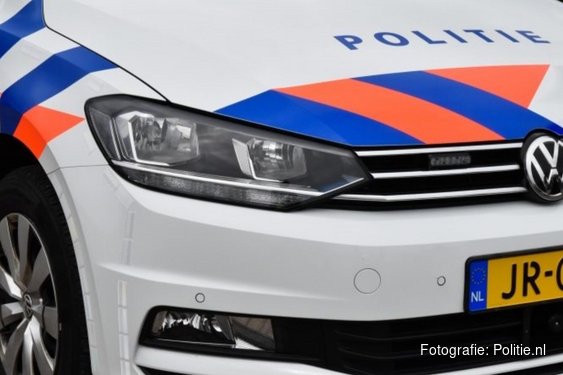 Nepagent loopt tegen de lamp