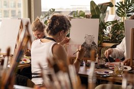 Rembrandt van Wine opent 'Paint Cafe' op Strijp-S: overdag spontaan schilderen, 's avonds neon workshops