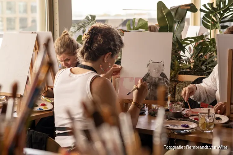 Rembrandt van Wine opent 'Paint Cafe' op Strijp-S: overdag spontaan schilderen, 's avonds neon workshops