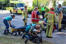 Vrouw bekneld onder auto op Parallelweg in Geldrop, brandweer bevrijdt slachtoffer