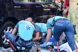 Vrouw bekneld onder auto op Parallelweg in Geldrop, brandweer bevrijdt slachtoffer