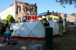 Vrouw bekneld onder auto op Parallelweg in Geldrop, brandweer bevrijdt slachtoffer