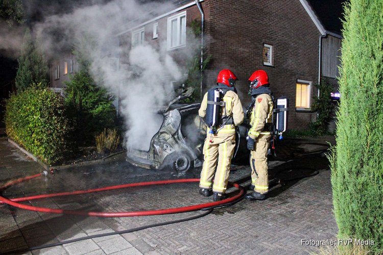 Elektrische auto vliegt tijdens opladen in brand aan Frits Verhagenstraat in Veldhoven