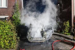 Elektrische auto vliegt tijdens opladen in brand aan Frits Verhagenstraat in Veldhoven