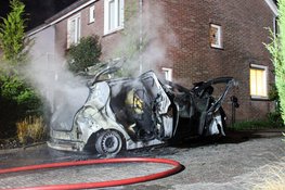 Elektrische auto vliegt tijdens opladen in brand aan Frits Verhagenstraat in Veldhoven