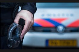 Dronken automobiliste rijdt tegen verkeersbord en muur: rijbewijs ingenomen