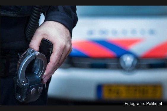 Dronken automobiliste rijdt tegen verkeersbord en muur: rijbewijs ingenomen