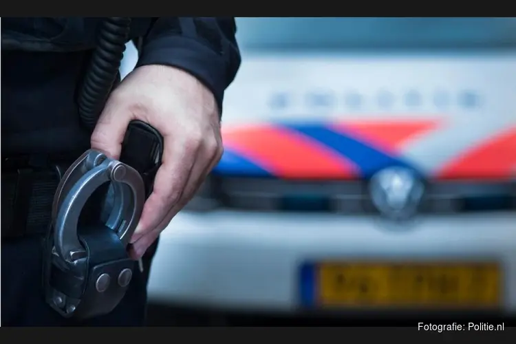 Dronken automobiliste rijdt tegen verkeersbord en muur: rijbewijs ingenomen