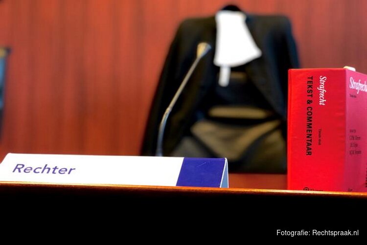 Cel voor bestuurder die met man op motorkap rondreed in Eindhoven